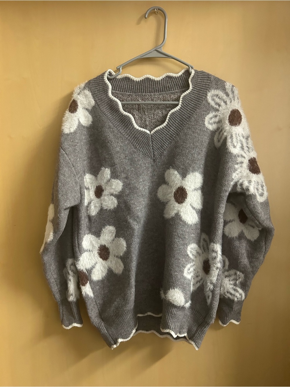 Source Unknown Gray Floral V-Neck Sweater with White & Brown Blooms
